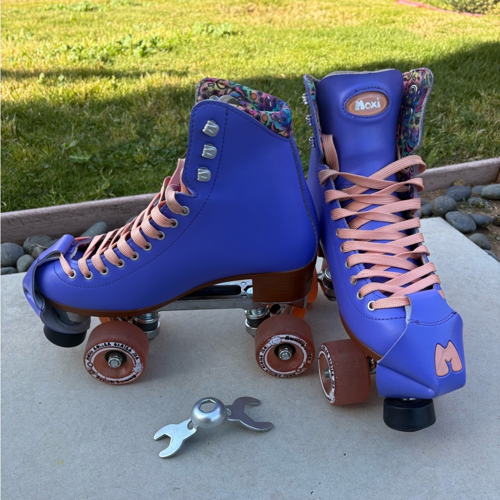 Moxi Beach Bunny Roller skates in Periwinkle size 7